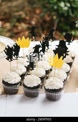 „Where the Wild Things“-Törtchen für die erste Geburtstagsparty Ihres Babys Stockfoto