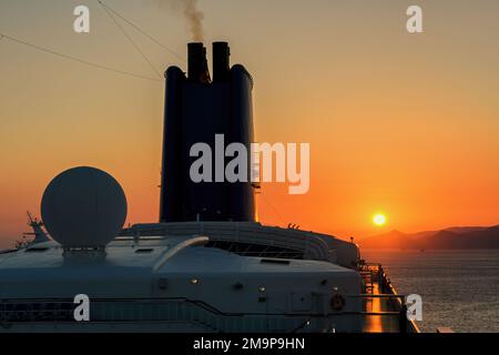 Blick auf den Sonnenuntergang auf dem Meer von einem Kreuzfahrtschiff. Stockfoto