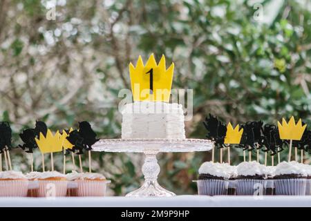 Kuchen und Cupcakes zum Thema „Where the Wild Things“, erste Geburtstagsparty Stockfoto