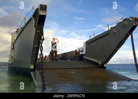 Beach MASTER 3 Brandon Schieber, Beach MASTER Unit 1, signalisiert und koordiniert die Beladung von Landing Craft, Utility (LCU) 1634 in Inner Apra Harbor, Guam, zur Unterstützung der Übung TANDEMSCHUB 2003. Betrifft Operation/Serie: TANDEM-SCHUBKRAFT 2003 Staat: Guam-Land: Nördliche Marianen (MNP) Stockfoto