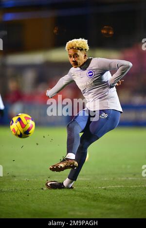 Crawley, Großbritannien. 18. Januar 2023. Victoria Williams aus Brighton und Hove Albion erwärmt sich bereits beim FA Women's League Cup Gruppe C zwischen Brighton & Hove Albion Women und West Ham United Ladies im People's Pension Stadium am 18. 2023. Januar in Crawley, Großbritannien. (Foto von Jeff Mood/phcimages.com) Kredit: PHC Images/Alamy Live News Stockfoto