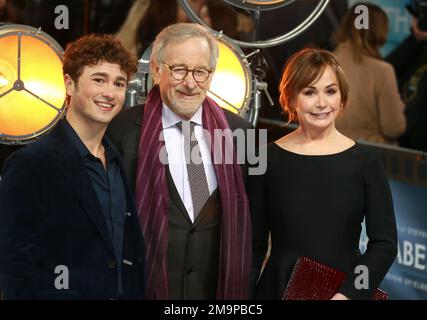Gabriel LaBelle, Steven Spielberg und Kristie Macosko Krieger nehmen an der britischen Premiere von „The Fabelmans“ auf der Curzon Mayfair in London, England, Teil. Stockfoto