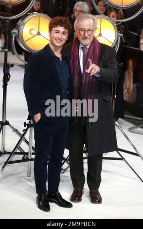 Gabriel LaBelle und Steven Spielberg nehmen an der britischen Premiere von „The Fabelmans“ auf der Curzon Mayfair in London, England, Teil. Stockfoto