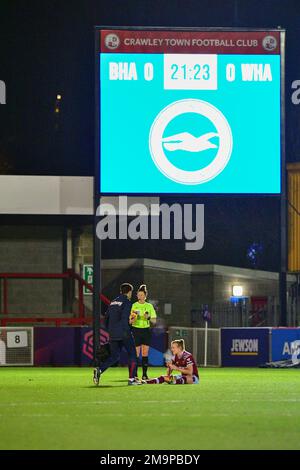 Crawley, Großbritannien. 18. Januar 2023. Kate Longhurst von West Ham United wird während des FA Women's League Cup Gruppe C zwischen Brighton & Hove Albion Women und West Ham United Ladies am 18. 2023. Januar im People's Pension Stadium in Crawley, Großbritannien, behandelt. (Foto von Jeff Mood/phcimages.com) Kredit: PHC Images/Alamy Live News Stockfoto