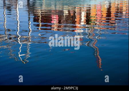 Verladung von Containerschiffen im Wasser im Hafen von Southampton. Stockfoto