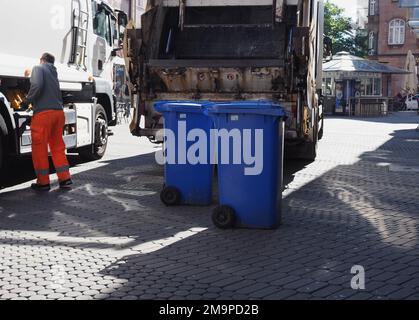 NÜRNBERG, DEUTSCHLAND - CA. JUNI 2022: Müllwagen Stockfoto