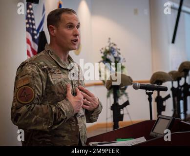 Col. Lucas Teel, Commander des 4th Fighter Wing, spricht während der Abschlusszeremonie der National Police Week auf der Seymour Johnson Air Force Base, North Carolina, am 20. Mai 2022. Während der Police Week nahmen Mitglieder der Seymour Johnson AFB und der lokalen Gemeinde an Veranstaltungen teil, um gefallene Strafverfolgungsbeamte zu ehren. 4. SFS, Strafverfolgung, nationale Polizeiwoche, Sicherheitskräfte, Stockfoto