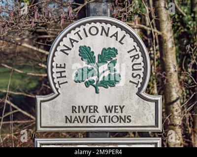 National Trust-Zeichen für River Wey Navigations, einschließlich Newark Lock in Ripley, Woking, Surrey, Großbritannien. Stockfoto