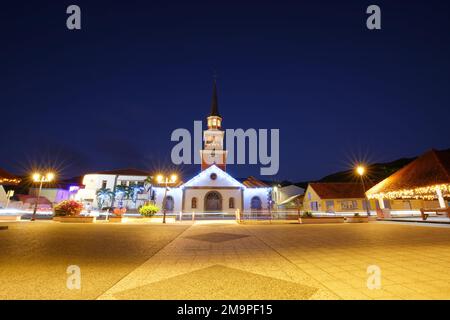 Die Kirche Saint-Henri von Anses-d'Arlet in der Nähe des Strandes ist als eine der schönsten Sehenswürdigkeiten von Martinique bekannt. Stockfoto