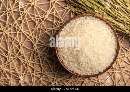 Weißer Reis, Masu und Reisohren auf weißem Hintergrund Stockfoto