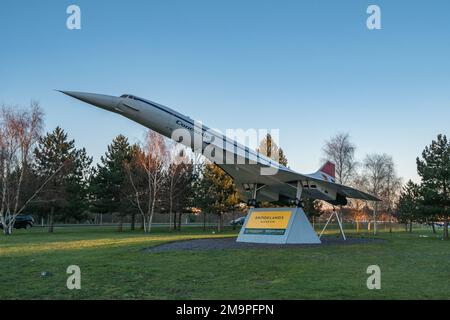 Modell der BAC Aerospatiale Concorde an der Straßeneinfahrt zum Standort einschließlich Brooklands Muxseum, London Bus Museum und Mercedes-Benz Brooklands. Stockfoto