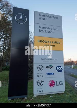 Eingangsschild der Ort, der das Brooklands Museum, das London Bus Museum und Mercedes-Benz Brooklands, Woking, Surrey, Großbritannien umfasst. Stockfoto