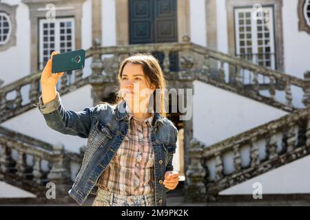 Frau Tourist mit Telefon, Vila Real, Portugal Stockfoto