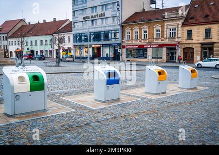 Trebic, Tschechische Republik - 28. Dezember 2022: Recycling von Mülltrennung und Recycling-Konzept in der Stadt. Bunte Abfalleimer für verschiedene Müllabfälle Stockfoto