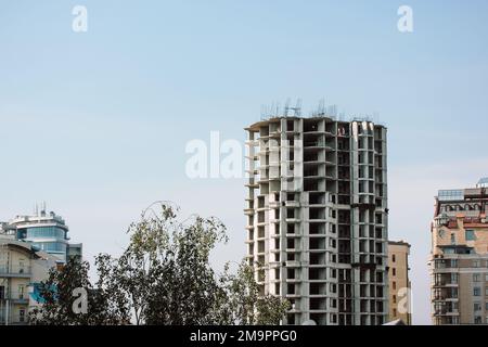 Kiew, Ukraine, 1. Juli 2021 unvollendete Hochhausfassade außerhalb des Himmels, unfertige Baustelle in Großstadt, Metropole. Platz für t Stockfoto