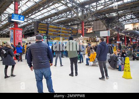 Passagiere an den Zügen Marylebone Station London und Chiltern Railways Stockfoto