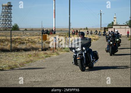 Mitglieder des Team Kirtland nehmen am 20. Mai 2022 an der Motorcycle and Mental Health Awareness Ride auf dem Luftwaffenstützpunkt Kirtland, New Mexico, Teil. Die Teilnehmer gehen in Gruppen und gehen auf jeden ihrer geplanten Ausflugswege. Stockfoto