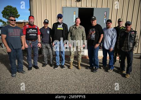 Mitglieder des Team Kirtland nehmen am 20. Mai 2022 an der Motorcycle and Mental Health Awareness Ride auf dem Luftwaffenstützpunkt Kirtland, New Mexico, Teil. Colonel Ryan Nye, Vizekommandeur 377 Luftwaffe, macht ein Foto mit den Organisatoren dieser Veranstaltung. Stockfoto