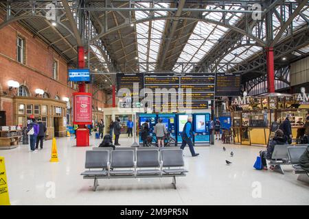 Passagiere an den Zügen Marylebone Station London und Chiltern Railways Stockfoto