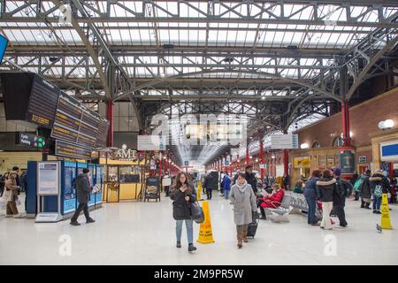 Passagiere an den Zügen Marylebone Station London und Chiltern Railways Stockfoto