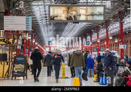 Passagiere an den Zügen Marylebone Station London und Chiltern Railways Stockfoto