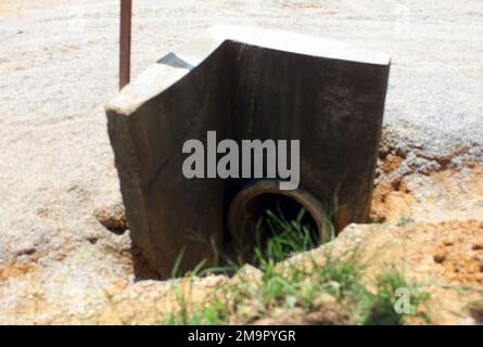 Ein Abfluss aus der Ölwanne mit L-förmigem Abweiser, Teil des neuen Abflusssystems in Fort Ban Can Khrem, Thailand, gebaut vom US Marine Corps (USMC) Personal des 1. Bataillons, 3. Marineregiment, zusammen mit Royal Thai Marines, Im Rahmen der Beziehungen zwischen regionalen Gemeinschaften zur Unterstützung der Übung COBRA GOLD 2003. (Unterdurchschnittliches Bild). Betreff Operation/Serie: COBRA GOLD 2003 Basis: Fort Ban Can Khrem Land: Thailand (THA) Stockfoto