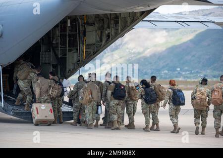 Flieger vom 366. Fighter Wing, Mountain Home Air Force Base, Idaho, bereiten sich darauf vor, an Bord eines C-130J Super Hercules vom 317. Air Lift Wing, Dyess, Texas, zur Unterstützung der Übung Raging Gunfighter 22-2 auf der Hill Air Force Base, Utah, 20. Mai 2022 zu arbeiten. Raging Gunfighter ist eine Übung, die in ganz Utah stattfindet, um agile Combat Employment Concepts vorzustellen und Einheiten als Air Expeditionary Wings einzusetzen, um Missionsgenerierung, Kommando- und Kontrollelemente und Basisunterstützungselemente von einer Haupteinsatzbasis aus einzusetzen und gleichzeitig eine Vorwärtseinsatzbasis in einer umkämpften Umgebung zu unterstützen Stockfoto