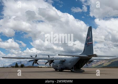 Flieger vom 366. Fighter Wing, Mountain Home Air Force Base, Idaho, bereiten sich darauf vor, an Bord eines C-130J Super Hercules vom 317. Air Lift Wing, Dyess, Texas, zur Unterstützung der Übung Raging Gunfighter 22-2 auf der Hill Air Force Base, Utah, 20. Mai 2022 zu arbeiten. Raging Gunfighter ist eine Übung, die in ganz Utah stattfindet, um agile Combat Employment Concepts vorzustellen und Einheiten als Air Expeditionary Wings einzusetzen, um Missionsgenerierung, Kommando- und Kontrollelemente und Basisunterstützungselemente von einer Haupteinsatzbasis aus einzusetzen und gleichzeitig eine Vorwärtseinsatzbasis in einer umkämpften Umgebung zu unterstützen Stockfoto