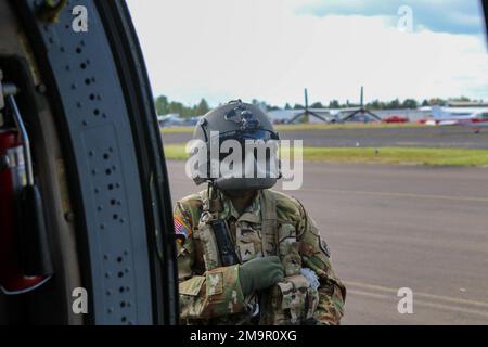 CPL. Kayle Noyles, ein Crewchef der Bravo Company, 2-158. Angriffs-Helikopter-Bataillon, 16. Kampfluftfahrtbrigade, führt am 20. Mai 2022 Vorflugverfahren auf der Joint Base Lewis-McChord, Washington, durch. Sie war eine von vier weiblichen Crewmitgliedern, die die USA repräsentierten Die Armee auf der Oregon International Airshow. Stockfoto