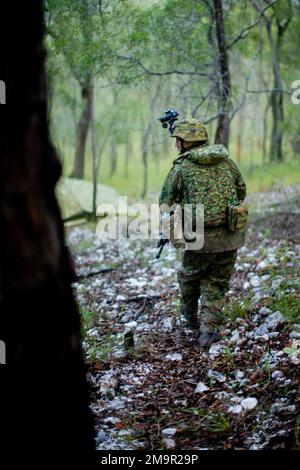 Ein JGSDF-Soldat (Japan Ground Self-Defense Force) bewegt sich während der Übung Southern Jackaroo 22 im Shoalwater Bay Training Area, Queensland, Australien, am 21. Mai 2022 in eine Verteidigungsposition. Southern Jackaroo ist eine multilaterale Übung, die von Marines mit Marine Rotational Force-Darwin, der australischen Armee und JGSDF-Soldaten durchgeführt wird und sich auf die Ausbildung von Feuerwaffen und kombinierten Waffen konzentriert. Stockfoto