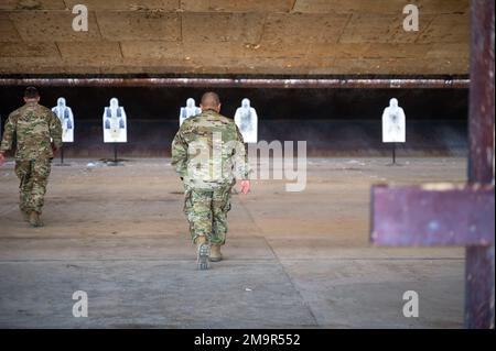 Flugzeuge, die verschiedenen Einheiten im 39. Luftwaffenflügel zugeteilt wurden, überprüfen ihre Ziele während eines Schießwettbewerbs anlässlich der National Police Week am Incirlik Luftwaffenstützpunkt, Türkei, 20. Mai 2022. Zu Ehren der Strafverfolgungsbeamten, die im Rahmen ihrer Dienstzeit ihr Leben verloren, organisierte die SFS 39. mit Unterstützung von Einheiten rund um den Stützpunkt neben athletischen und gesellschaftlichen Veranstaltungen mehrere militärische Zeremonien. Stockfoto