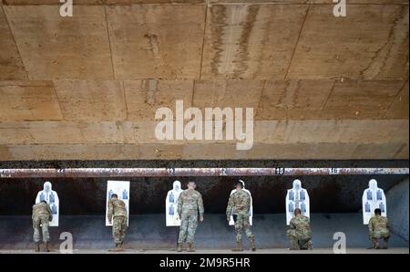 Flugzeuge, die verschiedenen Einheiten im 39. Luftwaffenflügel zugeteilt wurden, überprüfen ihre Ziele während eines Schießwettbewerbs anlässlich der National Police Week am Incirlik Luftwaffenstützpunkt, Türkei, 20. Mai 2022. Zu Ehren der Strafverfolgungsbeamten, die im Rahmen ihrer Dienstzeit ihr Leben verloren, organisierte die SFS 39. mit Unterstützung von Einheiten rund um den Stützpunkt neben athletischen und gesellschaftlichen Veranstaltungen mehrere militärische Zeremonien. Stockfoto