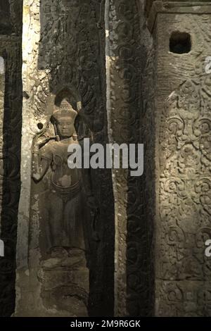Bas-Relief des apsara-Bildes an der Wand von Ta Prohm, einem verlassenen alten Kloster und Tempel in Siem Reap, Kambodscha. Stockfoto