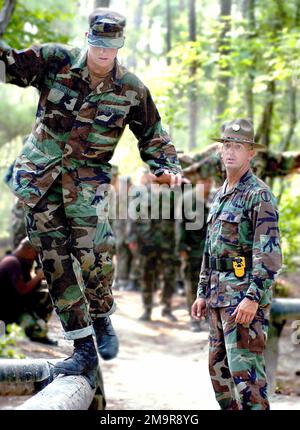 Ein Trainer Sergeant der US Army (USA) beobachtet aufmerksam, wie die Auszubildenden den Fit-to-Win-Kurs eines Basic Combat Training (BCT)-Kurses in Fort Jackson, South Carolina (SC) durchlaufen. Der Kurs soll junge amerikanische Freiwillige in disziplinierte, motivierte und körperlich fitte Soldaten verwandeln. Basis: Fort Jackson Bundesstaat: South Carolina (SC) Land: Vereinigte Staaten von Amerika (USA) Stockfoto