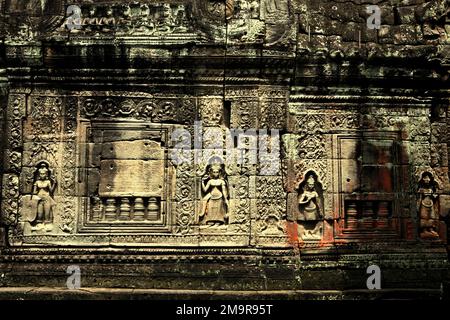 Eine mit apsara-Reliefs geschmückte Mauer in Preah Khan, einem antiken Tempel in Siem Reap, Kambodscha. Stockfoto