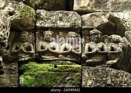 Reliefs des sitzenden Menschen in meditativer Haltung, im Preah Khan Tempel in Siem Reap, Kambodscha. Stockfoto