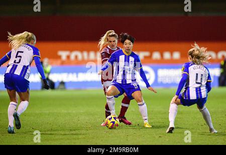 Crawley, Großbritannien. 18. Januar 2023. Lee Geum-Min von Brighton und Hove Albion kontrolliert den Ball während des FA Women's League Cup Gruppe C zwischen Brighton & Hove Albion Women und West Ham United Ladies am 18. 2023. Januar im People's Pension Stadium in Crawley, Großbritannien. (Foto von Jeff Mood/phcimages.com) Kredit: PHC Images/Alamy Live News Stockfoto