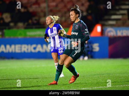 Crawley, Großbritannien. 18. Januar 2023. Mackenzie Arnold Torhüterin von West Ham United räumt ihre Zeilen beim FA Women's League Cup Gruppe C zwischen Brighton & Hove Albion Women und West Ham United Ladies im People's Pension Stadium am 18. 2023. Januar in Crawley, Großbritannien, frei. (Foto von Jeff Mood/phcimages.com) Kredit: PHC Images/Alamy Live News Stockfoto