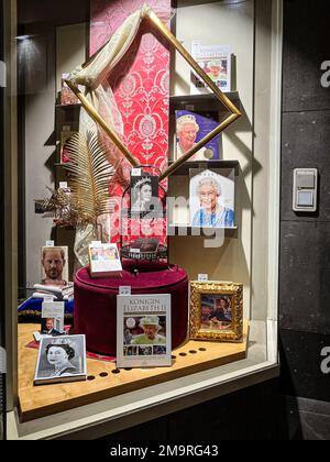 Koblenz, Deutschland, 18. Januar 2023: Bücher über Königin Elizabeth II. Und das neue Buch "Spare" von Prinz Harry sind in einem Buchladen erhältlich. Stockfoto