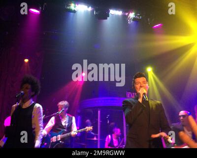 Rick Astley in einem Konzert im "The Box" in New York Stockfoto