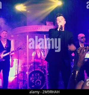 Rick Astley in einem Konzert im "The Box" in New York Stockfoto