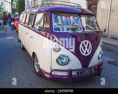 Loriol sur Drome, Frankreich - 17. September 2022: Vintage Purple Volkswagen T1 Transporter on the Street. Oldtimer-Ausstellung in Loriol sur Drome, Fr. Stockfoto