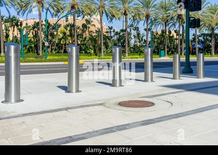 Anaheim, CA, USA – 1. November 2022: Metallbarrieren auf dem Katella Blvd im Resort District in Anaheim, Kalifornien. Stockfoto