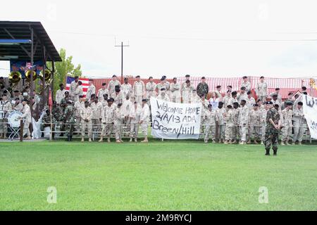 030822-A-0405B-006. Soldaten DER US-Armee (USA), die dem Hauptquartier und dem Hauptquartier-Bataillon (H&HB), der 1/3. Luftwaffenartillerie (ADA) und 2. Artillerie 1/3 ADA, Georgia Army Reserve (AR), zugeteilt sind, bereiten sich nach dem Einsatz der Einheit in Irak zur Unterstützung der IRAKISCHEN FREIHEIT auf eine Zeremonie in Cottrell Field, Fort Stewart, Georgia (GA) vor. Stockfoto