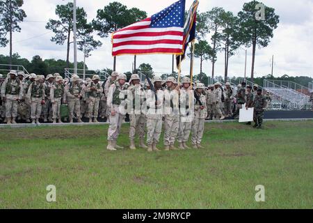 030822-A-0405B-005. GENERALMAJOR der US-Armee (USA) MG Buford C. Blount (Vordergrund links), Befehlshaber der 3. Infanteriedivision (ID), hört sich als KommandoSergeant Major (CSM) Julian Kellman an, unterrichtet Mitglieder der Farbenwache als die verbleibenden Elemente des Hauptquartier- und Hauptquartierbataillons (H&HB); 1/3 Air Defense Artillery (ADA) und 2. Artillery 1/3 ADA, Georgia Army Reserve (AR), bereiten Sie sich nach einem Einsatz im Irak zur Unterstützung der IRAKISCHEN FREIHEIT auf eine Zeremonie im Cottrell Field, Fort Stewart, Georgia (GA) vor. Stockfoto