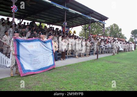 030822-A-0405B-007. Soldaten der US-Armee (USA), Familienangehörige und Angehörige versammeln sich zu einer Welcome Home Zeremonie in Cottrell Field, Fort Stewart, Georgia (GA), als Soldaten, die dem Hauptquartier und Hauptquartier (H&HB), der 1/3 Air Defense Artillery (ADA) und der 2. Artillery 1/3 ADA, Georgia Army Reserve (AR) zugewiesen wurden. Rückkehr nach Hause nach dem Einsatz der Einheit in Irak zur Unterstützung der Freiheit der Operation IRAQI. Stockfoto