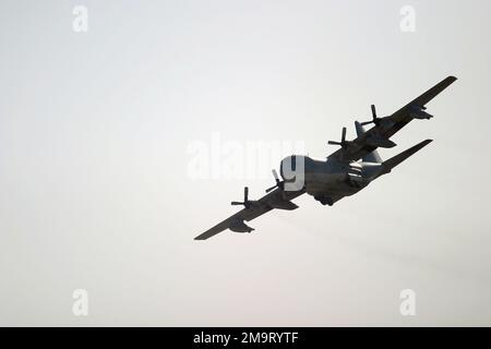 Ein US Marine Corps (USMC), KC-130 Hercules-Flugzeug, das dem Marine Aerial Two Three Four Transport Squadron (VMGR-234) zugeteilt wurde, nähert sich während der Operation IRAQI FREEDOM der Landung in Blair Field in Al Kut, Irak. Betroffene Operation/Serie: IRAKISCHE FREIHEITSBASIS: Blaire Airfield, Al Kut Staat: Wasit Land: Irak (IRQ) Stockfoto