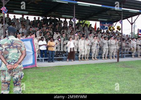 030822-A-0405B-010. Soldaten der US-Armee (USA), Familienangehörige und Angehörige versammeln sich zu einer Welcome Home Zeremonie in Cottrell Field, Fort Stewart, Georgia (GA), als Soldaten, die dem Hauptquartier und Hauptquartier (H&HB), der 1/3 Air Defense Artillery (ADA) und der 2. Artillery 1/3 ADA, Georgia Army Reserve (AR) zugewiesen wurden. Rückkehr nach Hause nach dem Einsatz der Einheit in Irak zur Unterstützung der Freiheit der Operation IRAQI. Stockfoto