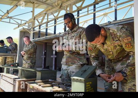 Flugzeuge, die dem 39. Luftwaffenstützpunkt zugeteilt wurden, laden Zeitschriften während eines Schießwettbewerbs zum Gedenken an die National Police Week auf dem Schießstand am Incirlik Luftwaffenstützpunkt, Türkei, am 20. Mai 2022. Zu Ehren der Strafverfolgungsbeamten, die im Rahmen ihrer Dienstzeit ihr Leben verloren, organisierte die SFS 39. mit Unterstützung von Einheiten rund um den Stützpunkt neben athletischen und gesellschaftlichen Veranstaltungen mehrere militärische Zeremonien. Stockfoto
