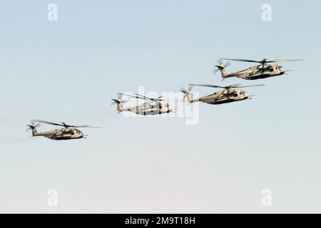 Vier US Marine Corps (USMC) CH-53E Sea Hallion Helicopter Squadron Four Six Two (HMM-462), fliegen während der Operation IRAQI FREEDOM in Formation über Blair Field in Al Kut, Irak. Betroffene Operation/Serie: IRAKISCHE FREIHEITSBASIS: Blaire Airfield, Al Kut Staat: Wasit Land: Irak (IRQ) Stockfoto